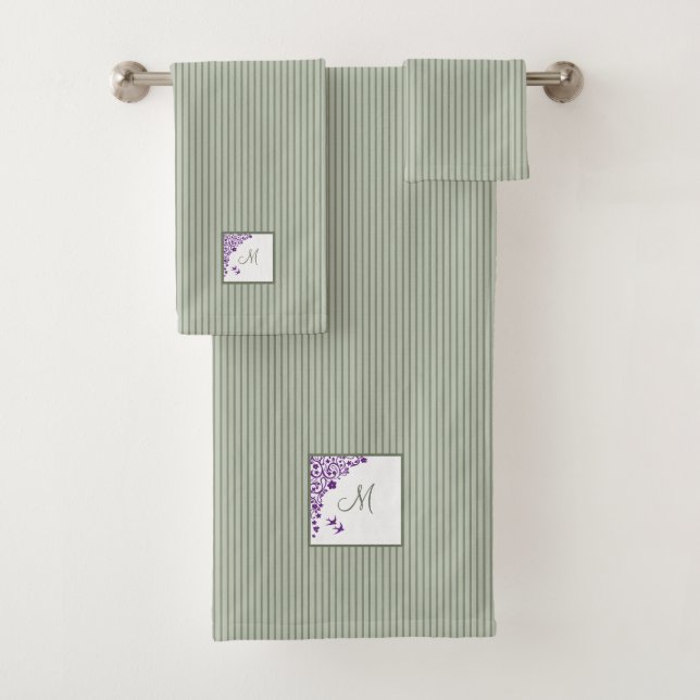 Hütte Sage Strip Lila Blumenskriptmonogramm Badhandtuch Set (Insitu)
