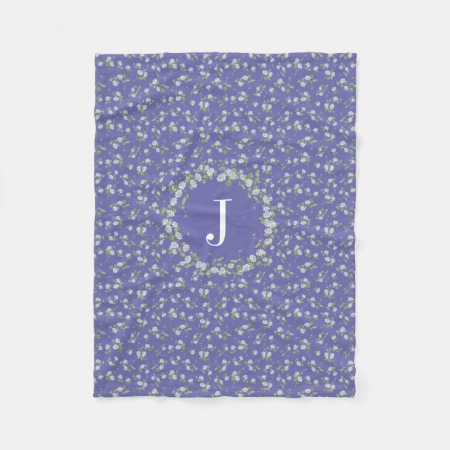 Hütte Style Periwinkle Floral Monogram Fleecedecke (Vorderseite)