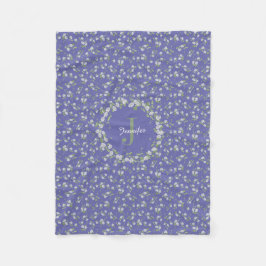 Hütte Style Periwinkle Floral Monogram Fleecedecke