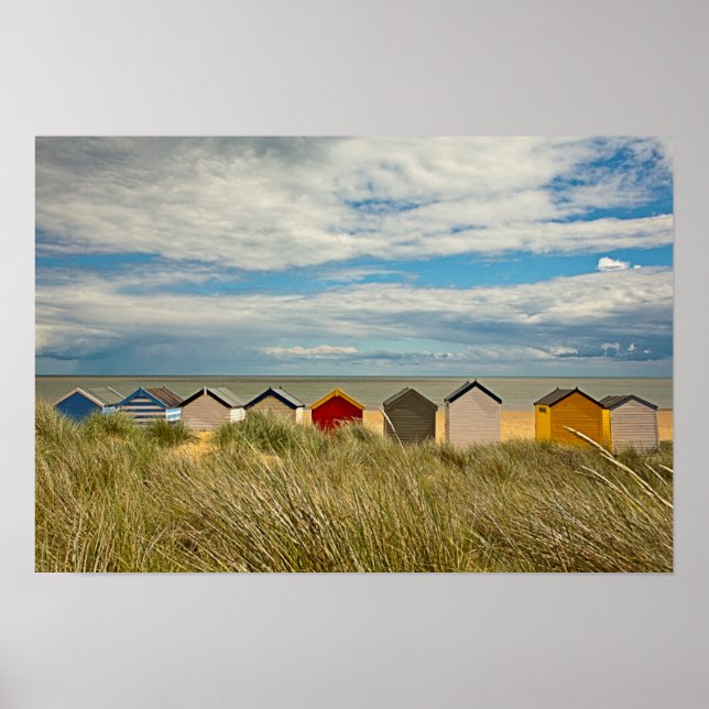 Hütten in hellen Farben am Strand Poster (Vorne)