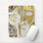 Hydra (alias Water Serpents I) von Gustav Klimt Mousepad<br><div class="desc">Hydra (auch Wasserserpents I) (1904-1906) von Gustav Klimt ist ein Vintages Viktorianisches Kunstporträt der Ära Symbolismus. Das Hydra besteht aus zwei Frauen, die sich gegenseitig umarmen, während sich ihr Körper zu einer Meerjungfrau vermischt. Die beiden Frauen haben fließendes goldenes Haar, während sie miteinander verflochten sind. Gold-Wirbel ähneln einer Fischwaage im...</div>