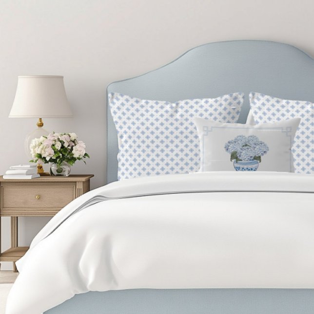Hydrangea Bleue dans un Coussin de Style Chinoiser (Hydrangea Chinoiserie Lumbar Pillow)