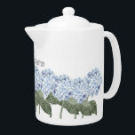 Hydrangea Blume Blühen Blühen Schönes Teapot<br><div class="desc">Beginnen Sie Ihren Tag mit dem Charme eines Nantucket-Sommers mit diesem personalisierten Teekessel aus Keramik, der wunderschön mit blühenden, blauen Hydrangeas um den Boden geschmückt ist. Ideal für morgendliche Bräune oder vornehme Nachmittagstees, bringt es eine Touch Küstenstraße zu jedem Schluck. Passen Sie es mit Ihrem Namen oder einem speziellen Satz...</div>