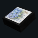 Hydrangea Schmuckschachtel<br><div class="desc">Hochzeitskiste mit weich fokussierten Hydrangea-Blume auf Spitzen sehen Hintergrund mit Namen und Datum des Ehepaares. Das perfekte Geschenk für Braut und Bräutigam, um Erinnerungen von ihrem besonderen Tag retten. Anpassen mit Namen und Datum. Sie können auch den Schriftart und den Schriftart ändern. Diese wunderschöne Kiste kann für jeden besondere Anlass...</div>