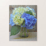 Hydrangeas Blue Mason Jar Floral Fotografie<br><div class="desc">Ein Mason mit blauen Hydrangeas über einem Stallholz und einem Kaminboden.</div>