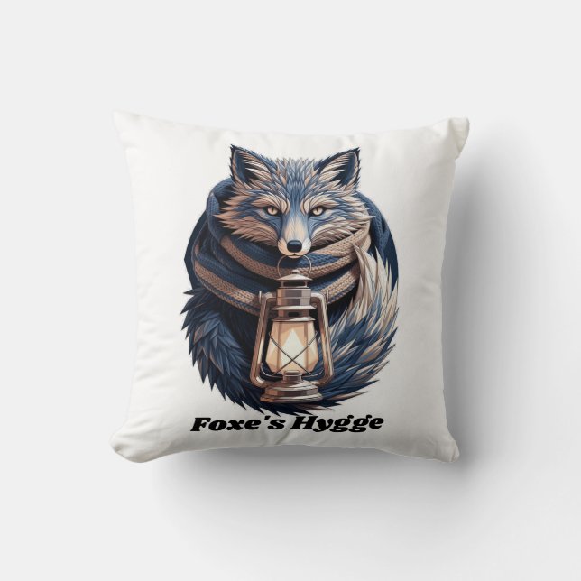 Hygge Ember Fox T-Shirt | Outsmarted Winter Kissen (Vorderseite)