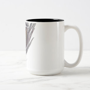 Hyper-Realistisches Pfauenfest mit floralem Patter Zweifarbige Tasse