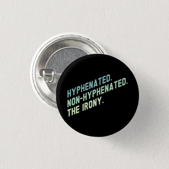 Hyphenated Non-Hyphenated The Irony Funny Zitat Button (Vorne & Hinten)