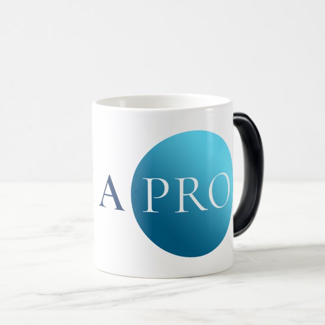 I AM A PRO | Bold Minimalist Blue Circle Mug Verwandlungstasse (VorderseiteRechts)