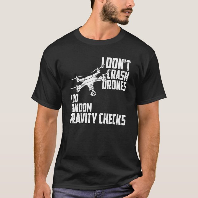 I Dont Crash Drones I Do Random Gravity Checks Qua T-Shirt (Vorderseite)