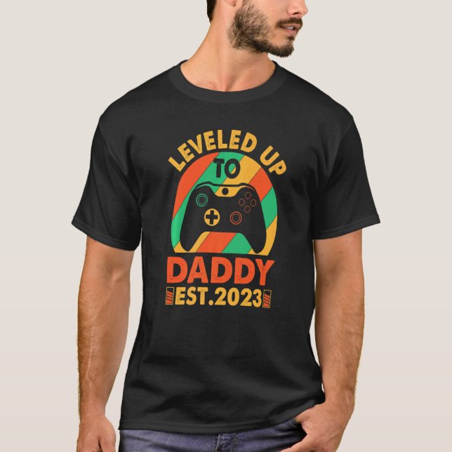 I Leveled Up To Daddy 2023  Soon To Be Dad 2023 T-Shirt (Vorderseite)