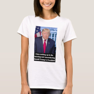 I Liebe, die am Morgen und am Erinnern aufwacht T-Shirt