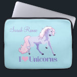 I Liebe Einhörner Personalisiert Laptopschutzhülle<br><div class="desc">Ich mag schöne rosa und lila Einhörner auf den blauen Baumwollkerzenhintergründen auf einem niedlichen Geschenk.</div>