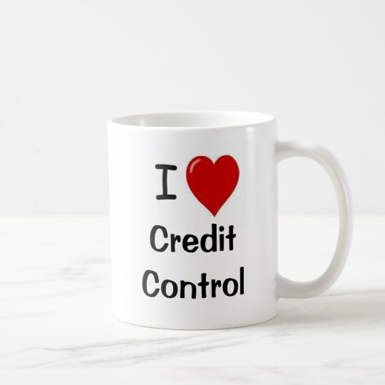 I Liebe-Kredit-Kontrolle - Dreiergruppe versah mit Kaffeetasse