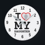 I Liebe meiner Tochter | Sonniger Vater-Tag Runde Wanduhr<br><div class="desc">Feiern Sie die besondere Bindung zwischen einem Elternteil und einem Kind mit unserem Foto rund um die Uhr, das für den Muttertag des Vaters oder der Mutter bestimmt ist. Dieses einzigartige Stück verbindet Funktionalität mit Personalisierung und ermöglicht Ihnen, ein hochgeschätztes Foto von Ihnen und Ihrer Tochter zu präsentieren. Die mit...</div>