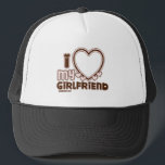 I Liebe My Girlfriend Custom Trucker Hat Truckerkappe<br><div class="desc">niedlicher und blubbly Schriftart,  der "I Liebe My GIRLFRIEND" mit einem großen Herz sagt,  mit dem Sie Ihr Bild in schwarz und hellrosa einfügen können</div>