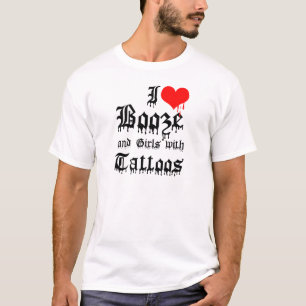 I Liebe-Schnäpse und Mädchen mit Tätowierungen T-Shirt