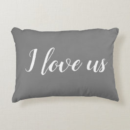 "I Liebe us" auf grauem und weißem Kissen
