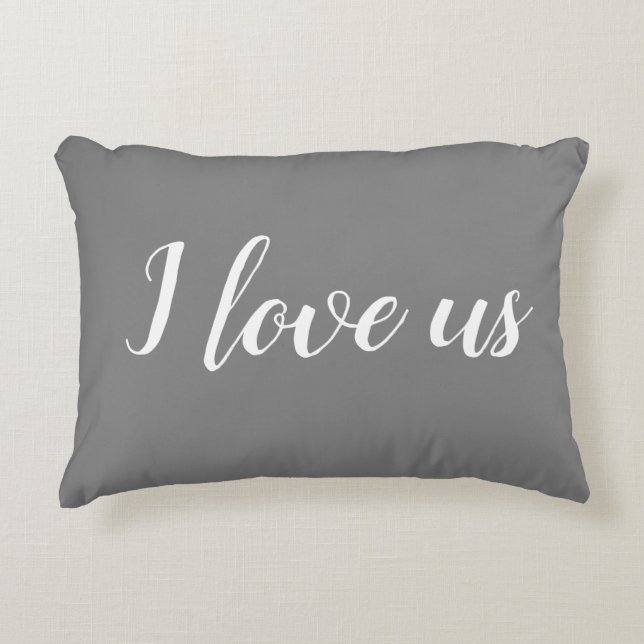 "I Liebe us" auf grauem und weißem Kissen (Vorderseite)