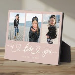 I Liebe You Modern Heart Script Foto Collage Fotoplatte<br><div class="desc">Ich Liebe dich! Großeltern, Valentinstag, Muttertag, Vatertag oder Feiertage: Diese moderne Foto-Tafel ist leicht an Ihre 3 Lieblings-Fotos anzupassen. Der unten stehende Text kann personalisiert sein, den Namen des Kindes oder Familienmitglieds zu lesen, sowie eine weitere mögliche Grußzeile.</div>