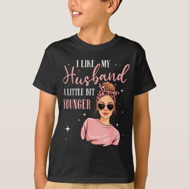I Like My Husband A Little Bit Younger Funny Sayin T-Shirt (Vorderseite)