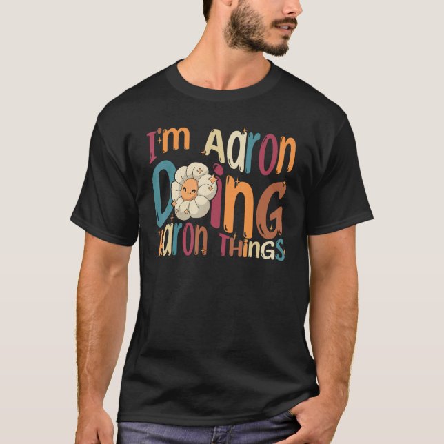 I m Aaron Doing Aaron Things Groovy Retro Aaron T-Shirt (Vorderseite)