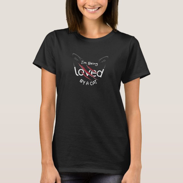 I m Being Loved by a Cat Show Your Feline Affectio T-Shirt (Vorderseite)