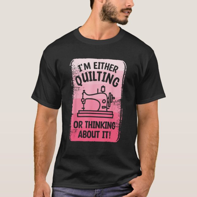 I m Either Quilting Or Thinking About It Sewing Se T-Shirt (Vorderseite)
