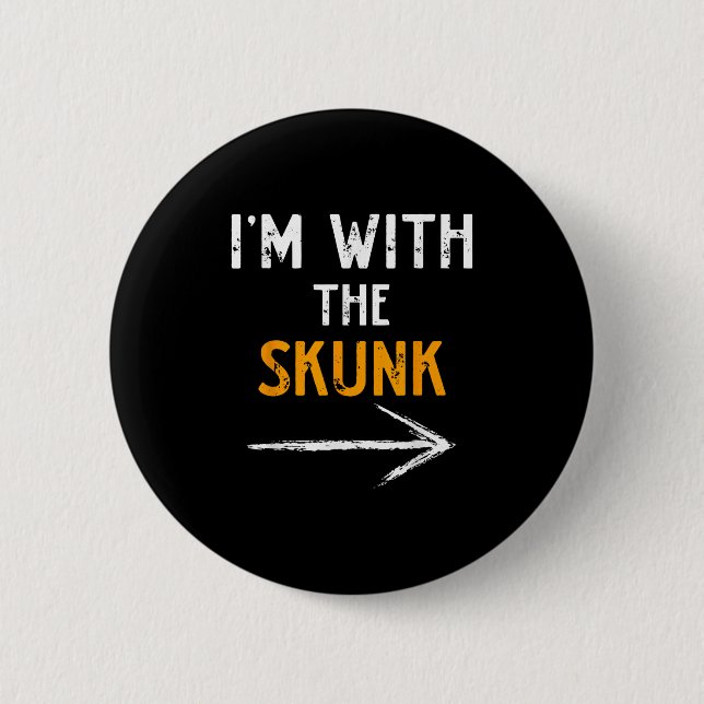I’m With The Skunk Funny Halloween Matching Couple Button (Vorderseite)
