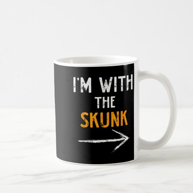 I’m With The Skunk Funny Halloween Matching Couple Kaffeetasse (Rechts)