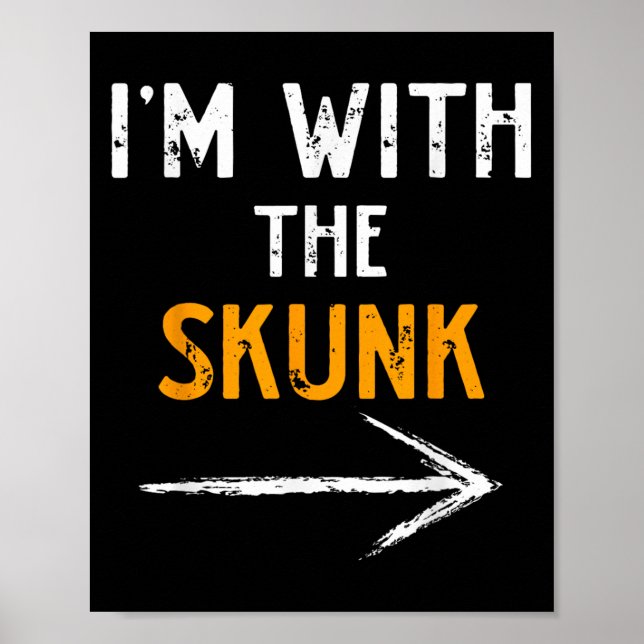 I’m With The Skunk Funny Halloween Matching Couple Poster (Vorne)