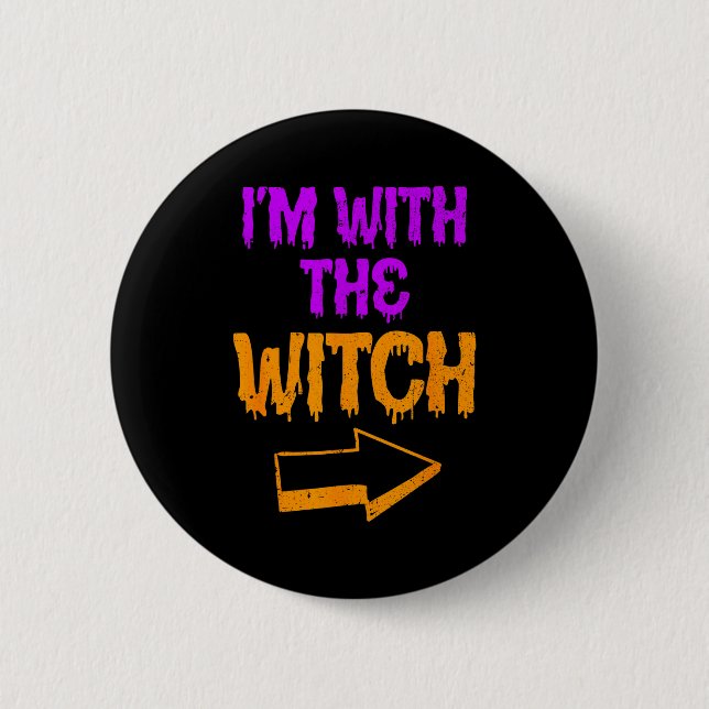 I’m With The Witch Funny Halloween Matching Couple Button (Vorderseite)