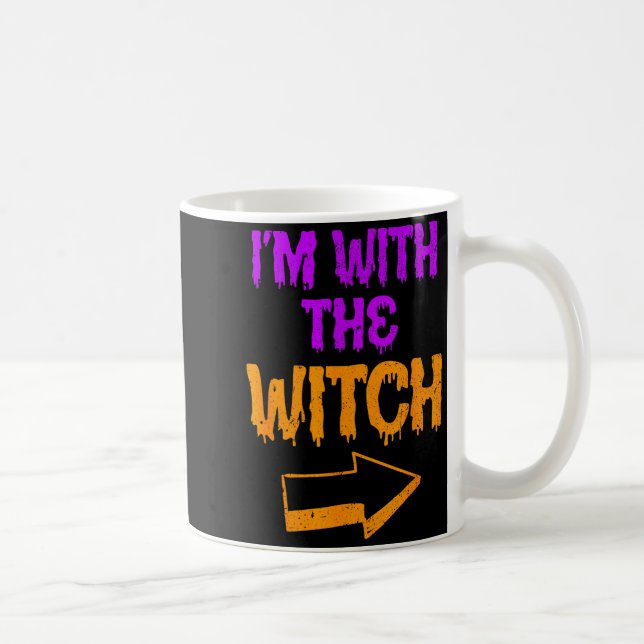 I’m With The Witch Funny Halloween Matching Couple Kaffeetasse (Rechts)