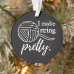I Make String Hübsch Yarn   Crafts Chalkboard Ornament<br><div class="desc">Wenn du Stricker oder Crocheter bist, bist du wie ein Zauberer mit deinen Nadeln oder Haken! Man nimmt diesen langweiligen (nicht langweilig zu einem Handschuhmacher) Garnkugel und macht ihn zu... ... alles! Den Möglichkeiten sind keine Grenzen gesetzt! Ein wunderbares Geschenk für den Crafter in deinem Leben! Filmen von Filmen, Filmen,...</div>