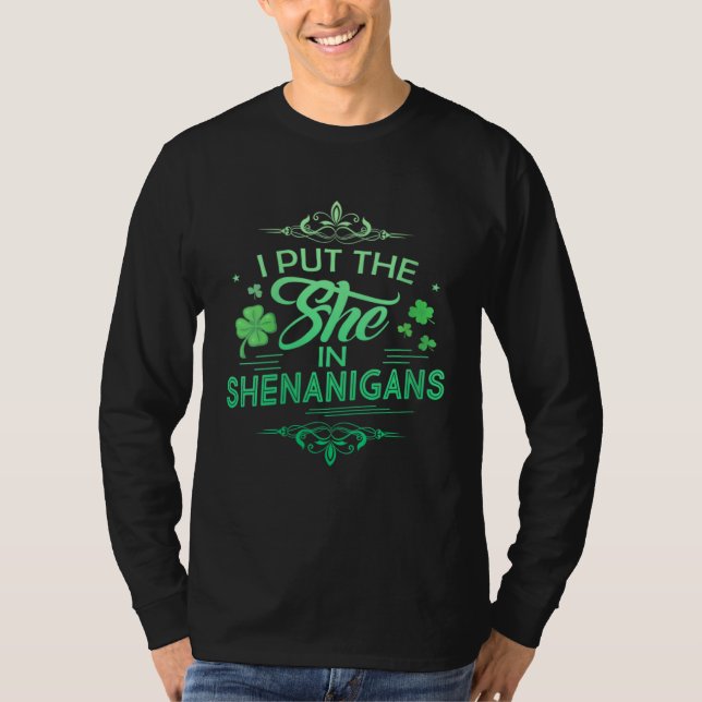 I Put The She In Shenanigans St Patrick s Day T-Shirt (Vorderseite)