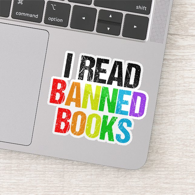 I Read Banned Books Rainbow Laptop Aufkleber (Detail)