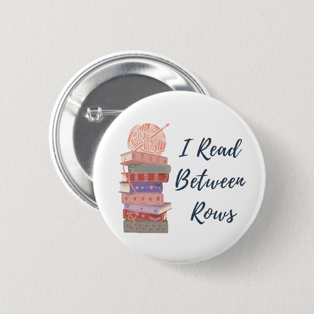 I Read Between Rows Crochet Knitting Book Lover Button (Vorne & Hinten)
