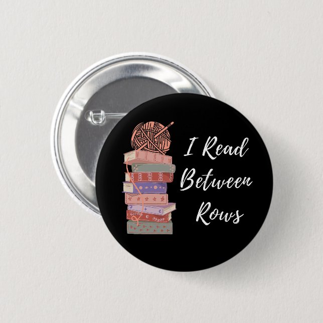 I Read Between Rows Crochet Knitting Book Lover Button (Vorne & Hinten)