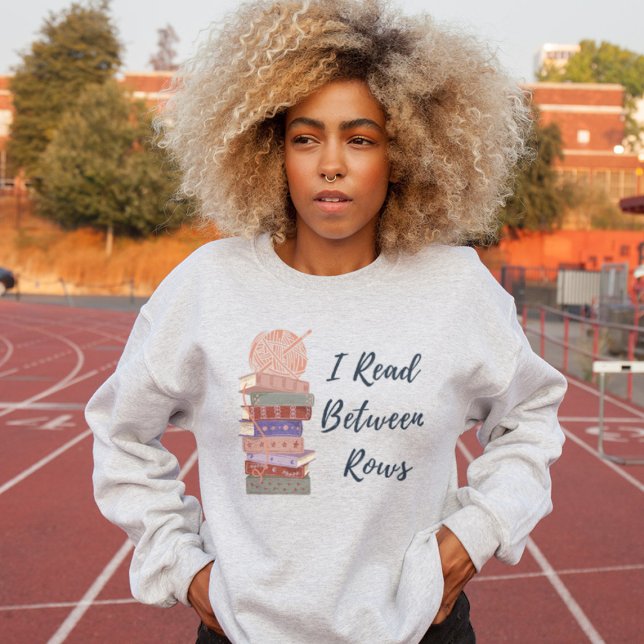 I Read Between Rows Crochet Knitting Book Lover Sweatshirt (Von Creator hochgeladen)