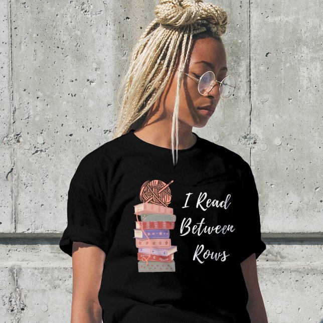 I Read Between Rows Crochet Knitting Book Lover T-Shirt (Von Creator hochgeladen)