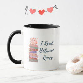 I Read Between Rows Crochet Knitting Book Lover Tasse