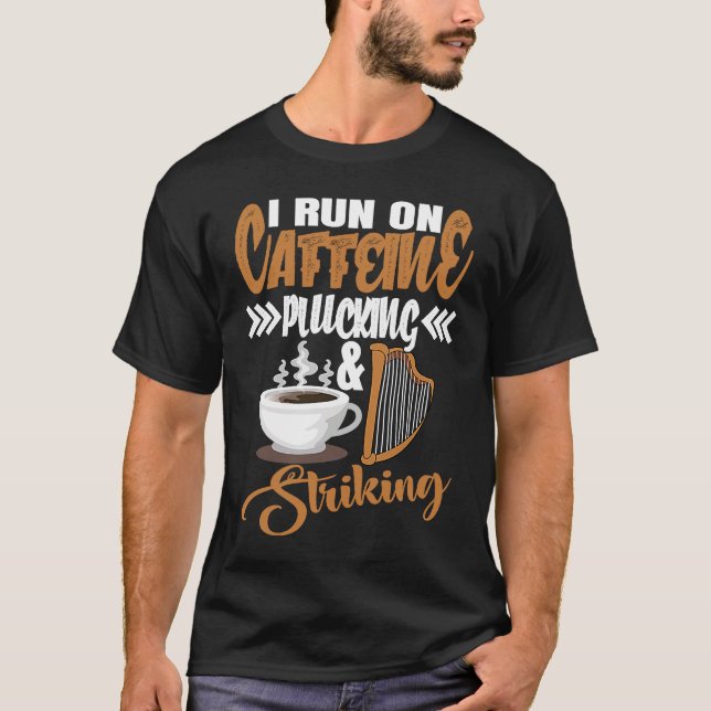 I run on Caffeine Plucking and Striking Harp T-Shirt (Vorderseite)