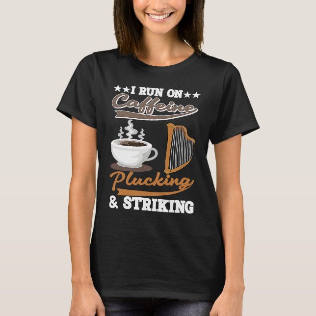I run on Caffeine Plucking and Striking Harp T-Shirt (Vorderseite)