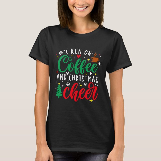 I Run On Coffee And Christmas Cheer Fun Coffee Lov T-Shirt (Vorderseite)