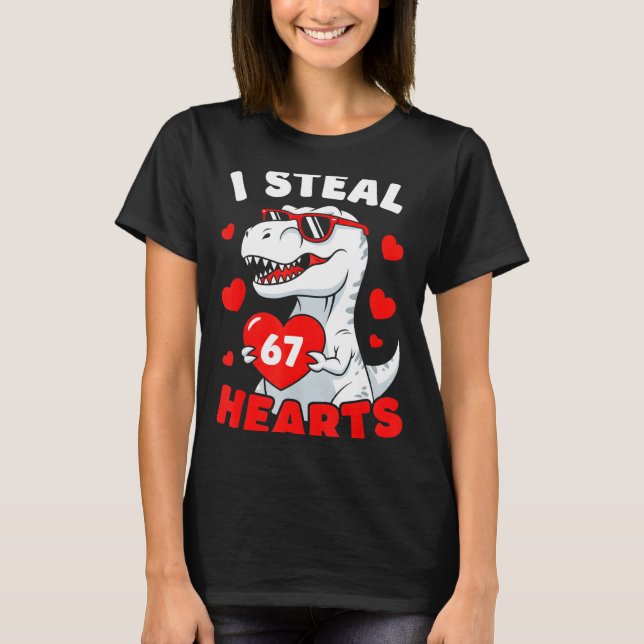 I Steal 67 Hearts Funny 67 Valentine Dinosaur Men  T-Shirt (Vorderseite)