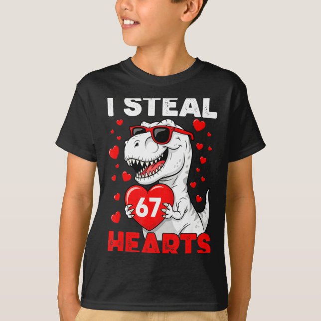 I Steal 67 Hearts Funny 67 Valentine Dinosaur Men  T-Shirt (Vorderseite)