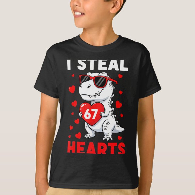I Steal 67 Hearts Funny 67 Valentine Dinosaur Men  T-Shirt (Vorderseite)