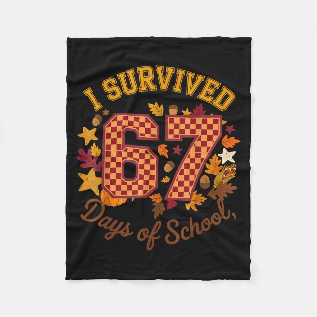 I Survived 67 Days Of School Funny 6 7 Teachers Th Fleecedecke (Vorderseite)