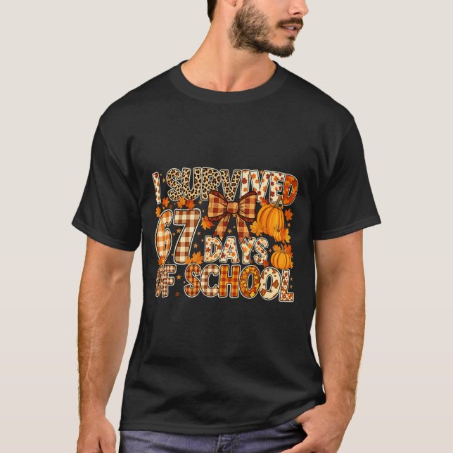 I Survived 67 Days Of School Funny Meme Fall Desig T-Shirt (Vorderseite)