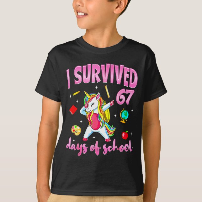 I Survived 67 Days Of School Unicorn Dabbing Teach T-Shirt (Vorderseite)